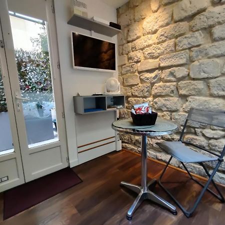 Romantic Tiny House Inside Montmartre Paris Exterior foto