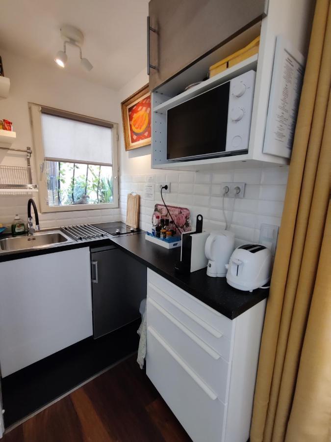 Romantic Tiny House Inside Montmartre Paris Exterior foto