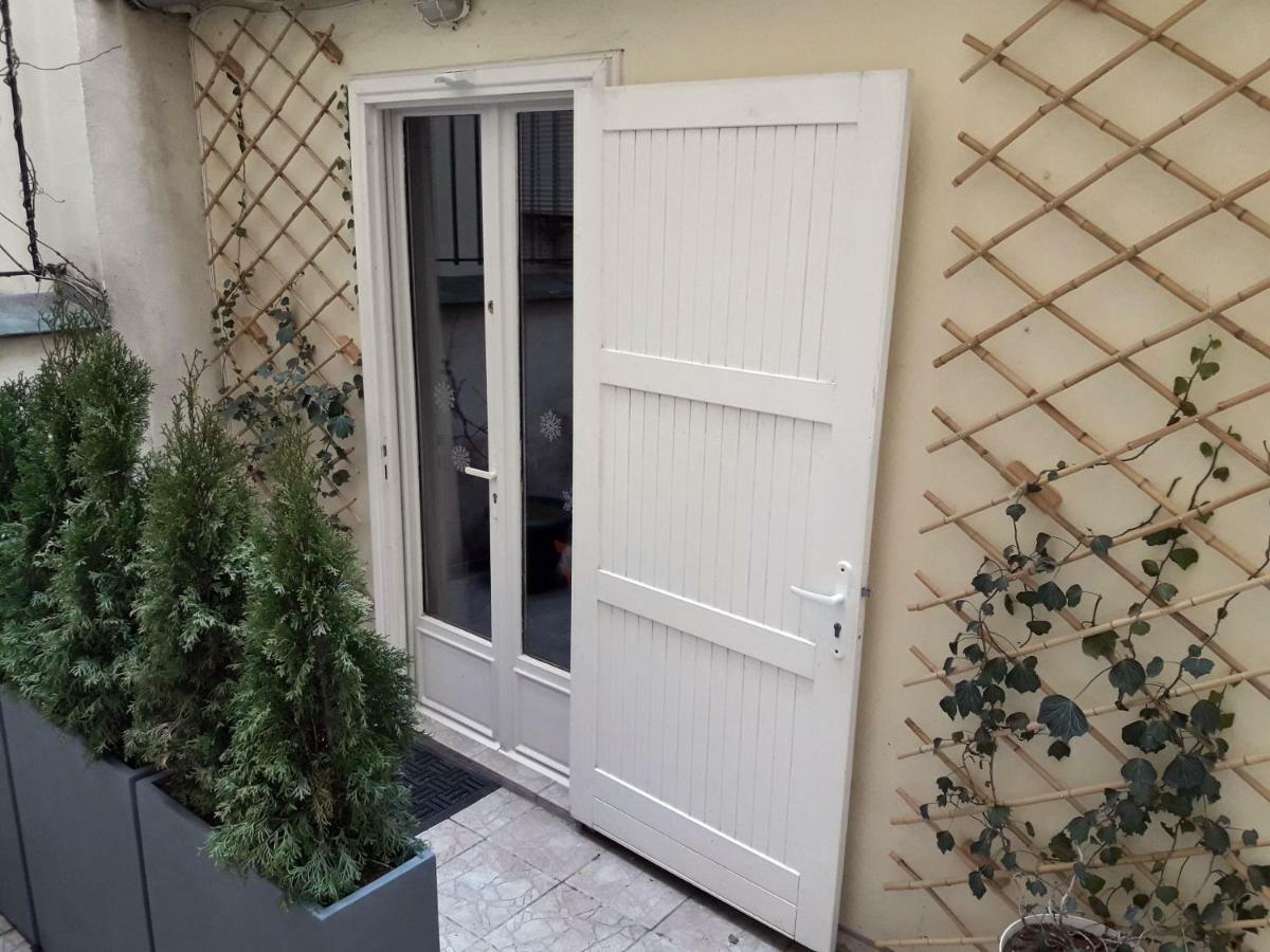 Romantic Tiny House Inside Montmartre Paris Exterior foto